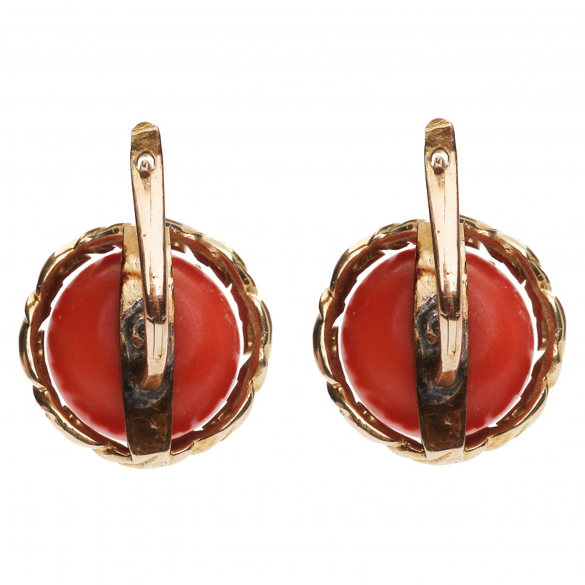 Gold earrings with corals and diamonds