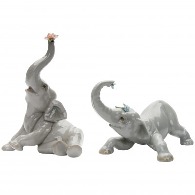 A pair of porcelain figures 
