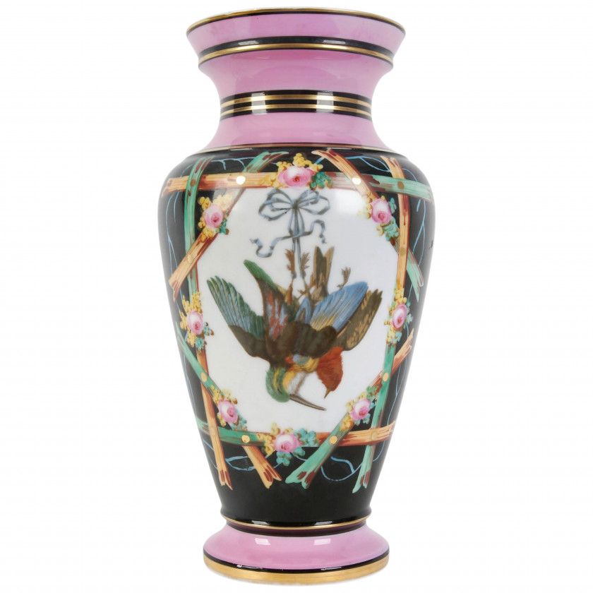 Фарфоровая декоративная ваза