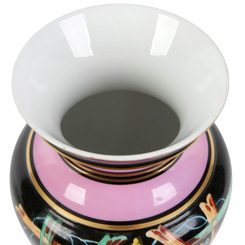 Фарфоровая декоративная ваза