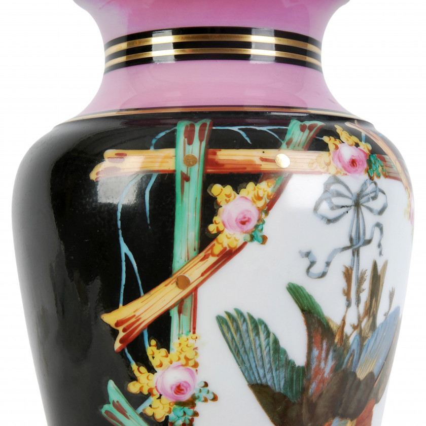 Фарфоровая декоративная ваза