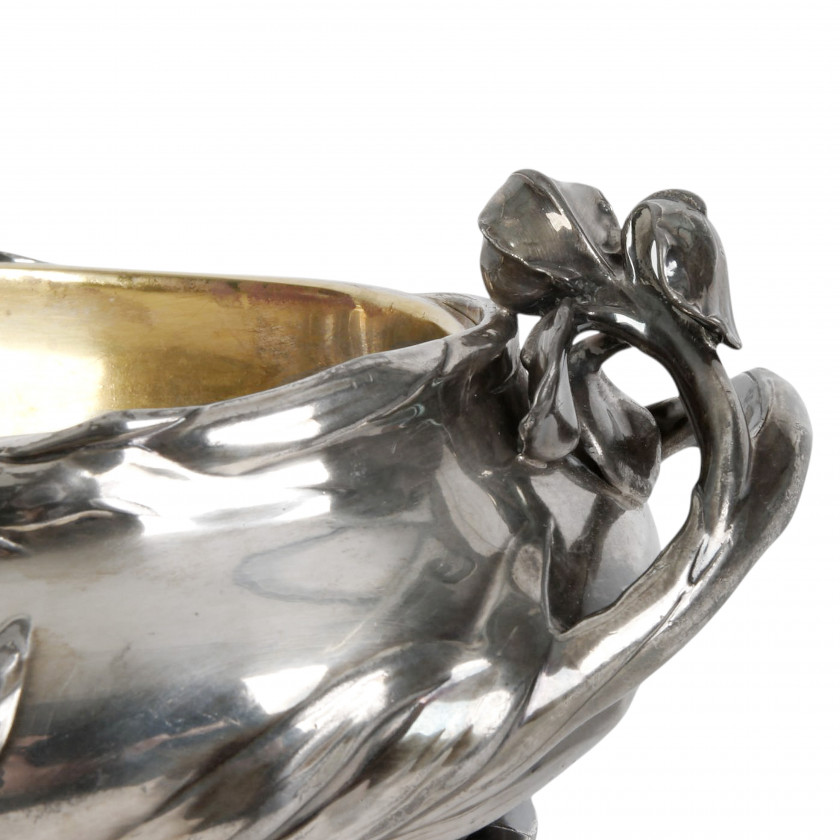 Apsudrabota žardinjēre Jūgendstilā