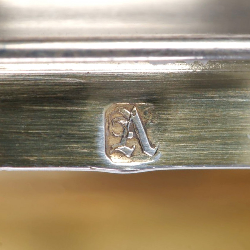 Пара стеклянных графинов с серебром