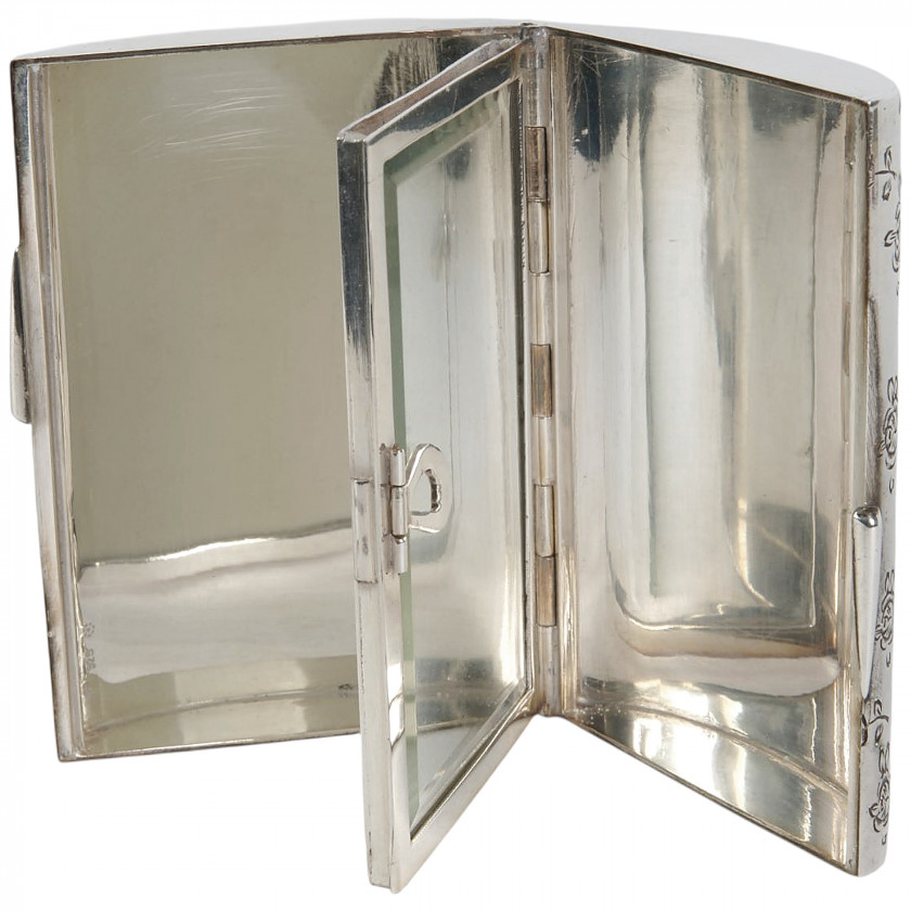 Серебряная пудреница