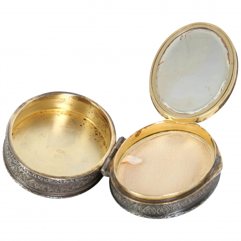 Серебряная пудреница с гильошированной эмалью