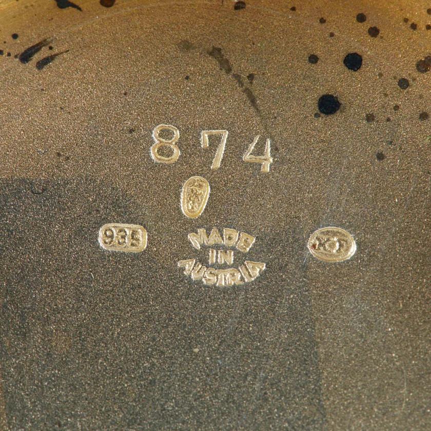 Серебряная пудреница с гильошированной эмалью