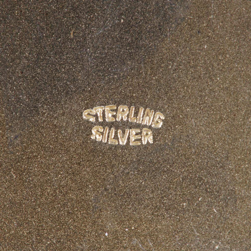 Серебряная пудреница с гильошированной эмалью