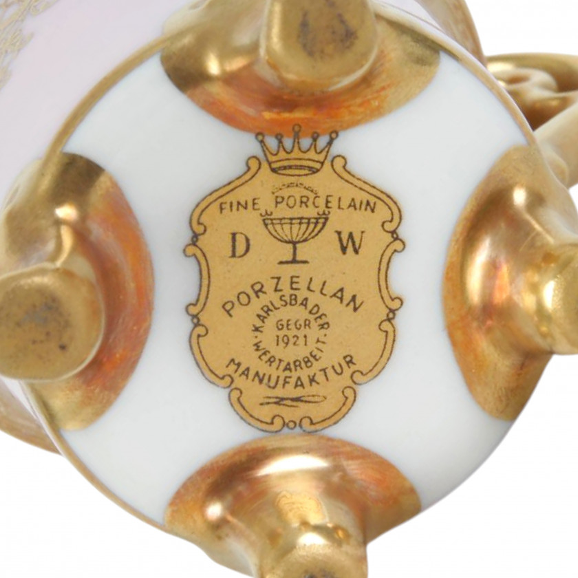 Фарфоровая кофейная чашечка с блюдцем