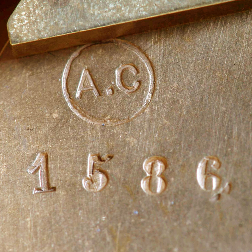 Бронзовые каминные часы