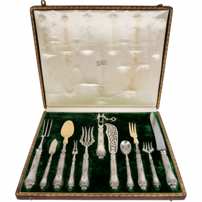 Серебряный сервировочный набор из одинадцати...