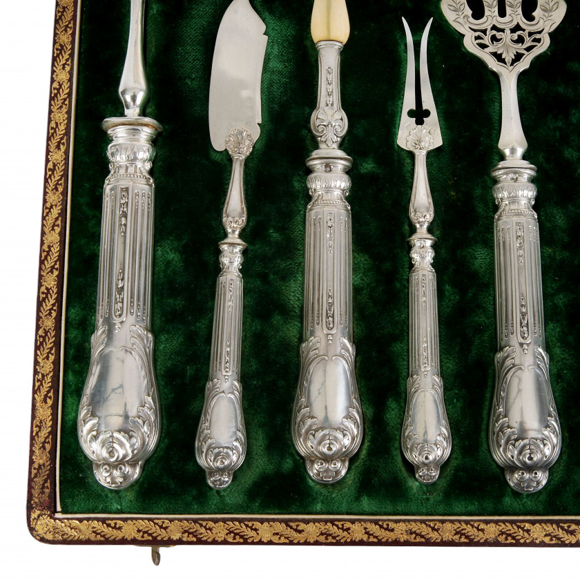 Серебряный сервировочный набор из одинадцати предметов