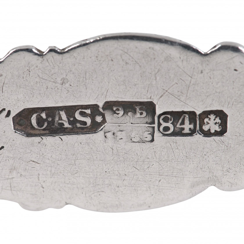 Divas sudraba tējkarotes