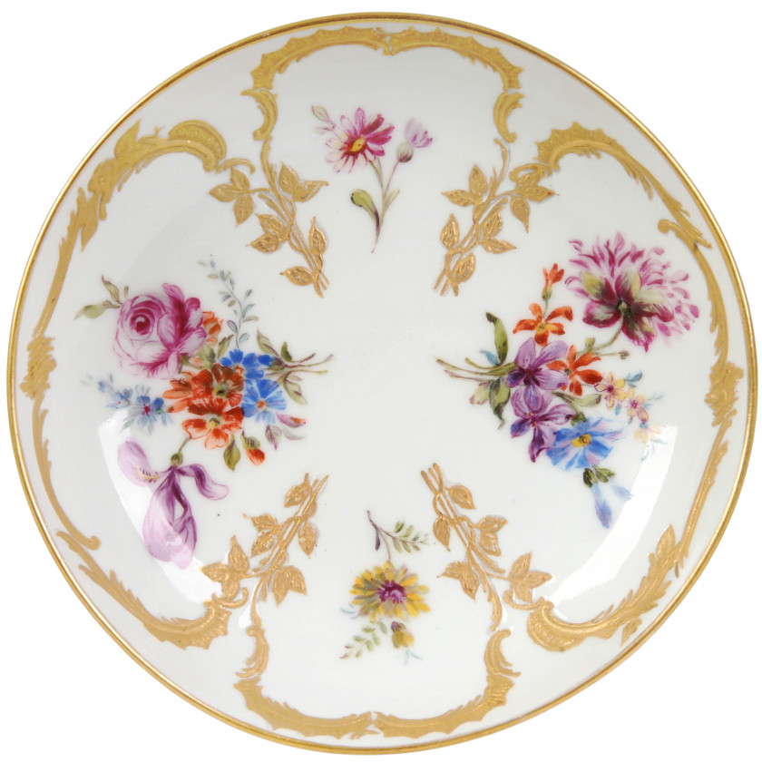 Фарфоровая кофейная чашечка с блюдцем