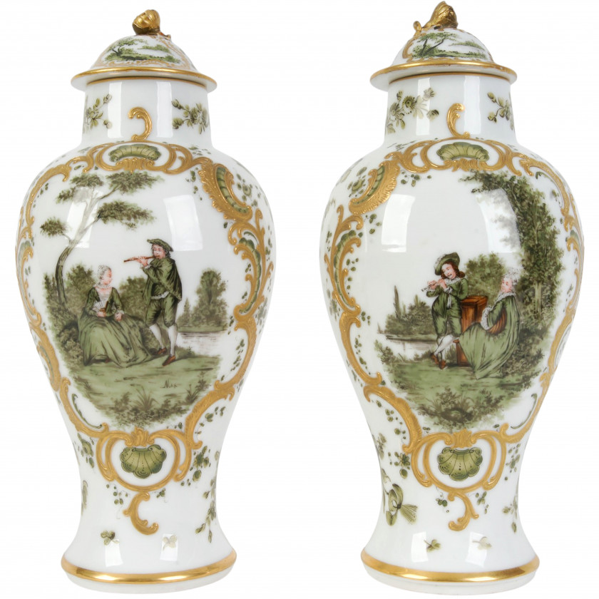 Porcelāna dekoratīvo vāžu pāris