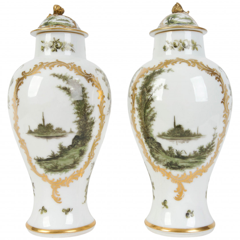 Porcelāna dekoratīvo vāžu pāris