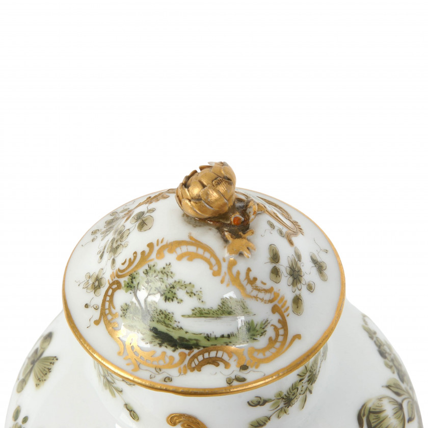 Porcelāna dekoratīvo vāžu pāris