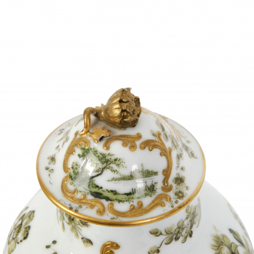 Porcelāna dekoratīvo vāžu pāris