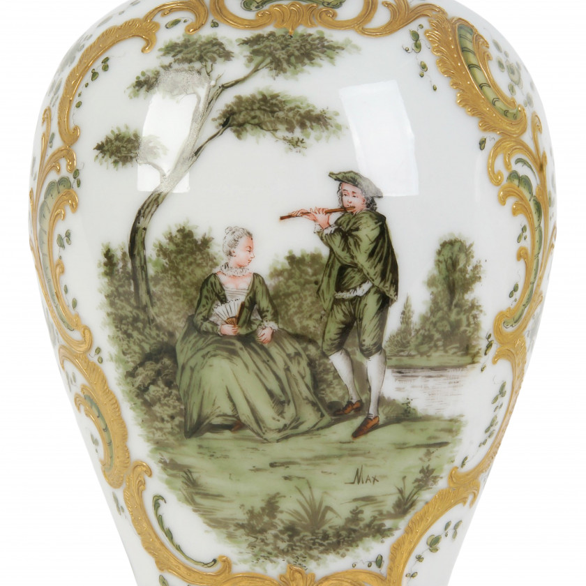 Porcelāna dekoratīvo vāžu pāris