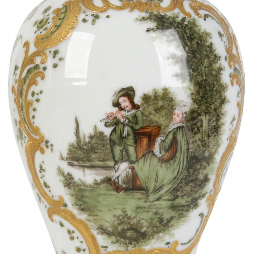 Porcelāna dekoratīvo vāžu pāris