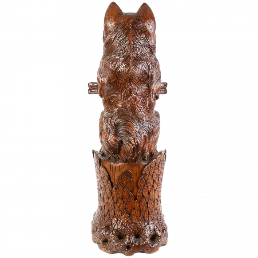 Lietussargu un spieķu turētājs no izgrebtas liepas koka "Melnais mežs", veidots suņa figūras formā