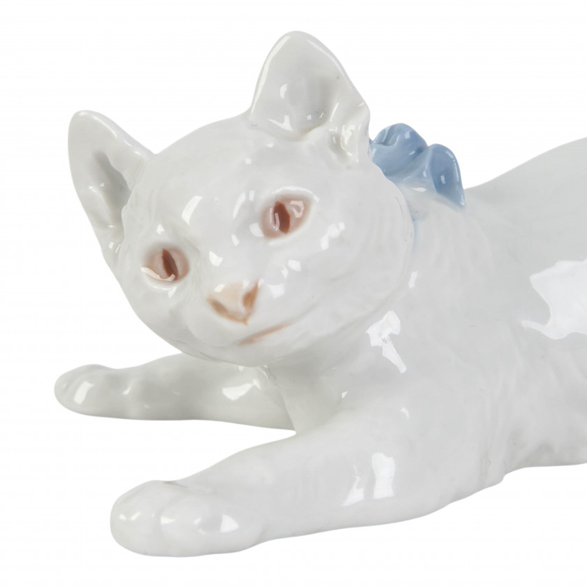 Porcelāna figūra "Kaķis, kas pielavās"