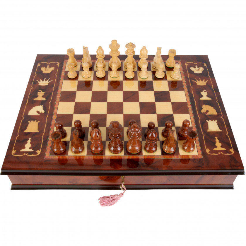 Деревянная шахматная доска с фигурами