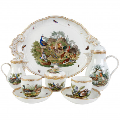 Porcelain coffee set with images of poultry