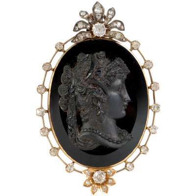 Gold brooch with cameo