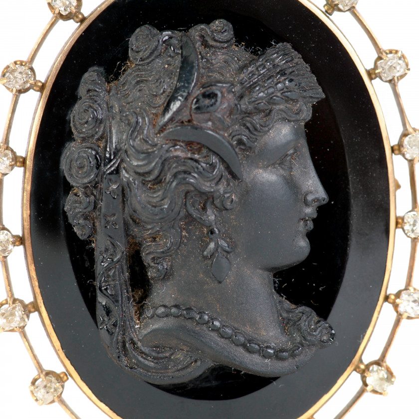 Gold brooch with cameo