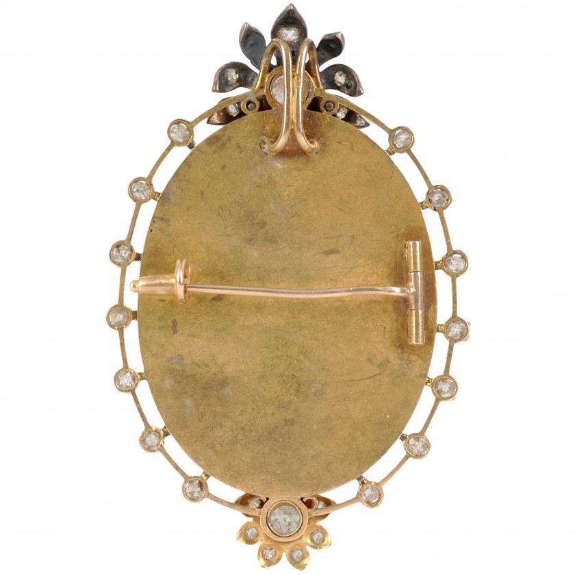 Gold brooch with cameo