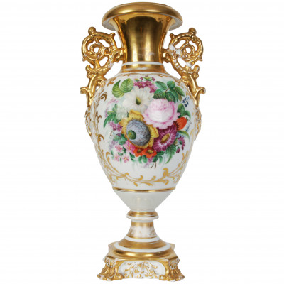 Фарфоровая декоративная ваза с цветами