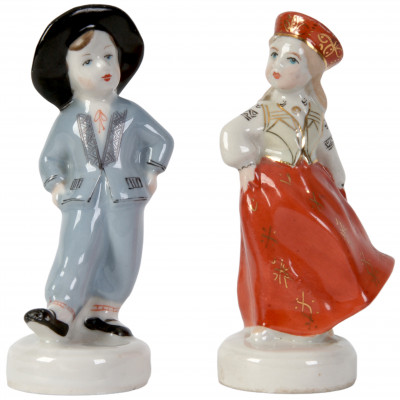 A pair of porcelain figures 