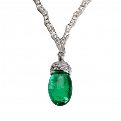 Platinum necklace with emerald and diamonds