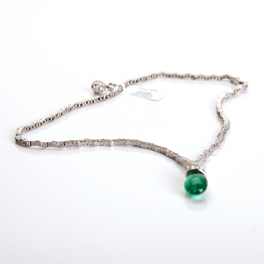 Platinum necklace with emerald and diamonds
